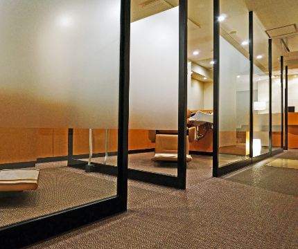 新感覚理容室LINK(リンク)メンズ理容室・女性のお顔そり個室でくつろぐシンプルラグジュアリーサロン