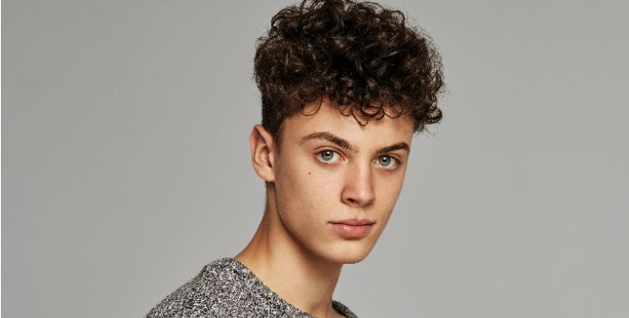 感覚理容室LINK(リンク)個室でくつろぐシンプルラグジュアリーサロン