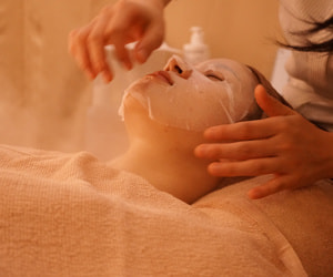 女性のお顔そりシェービングなら目黒駅徒歩1分個室くつろぐ理容室LINK(リンク)