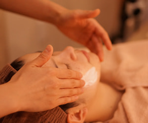 女性のお顔そりシェービングなら目黒駅徒歩1分個室くつろぐ理容室LINK(リンク)